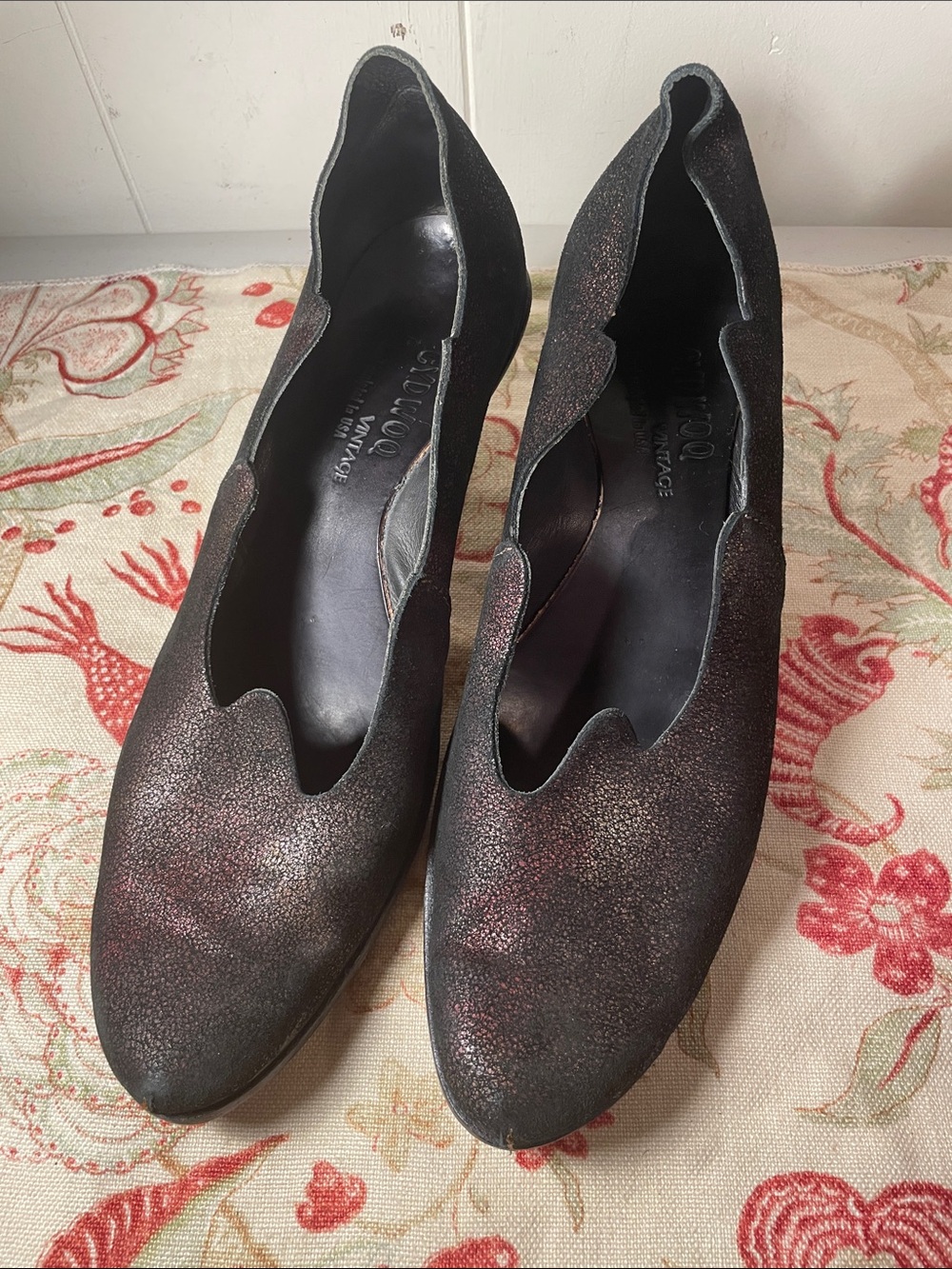 CYDWOQ Root Vintage Handmade Metallic Textured Leather Scalloped Heels – Size 40